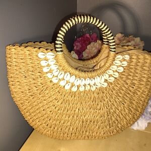 Source Unknown Natural Straw Tote with White Shell Accent